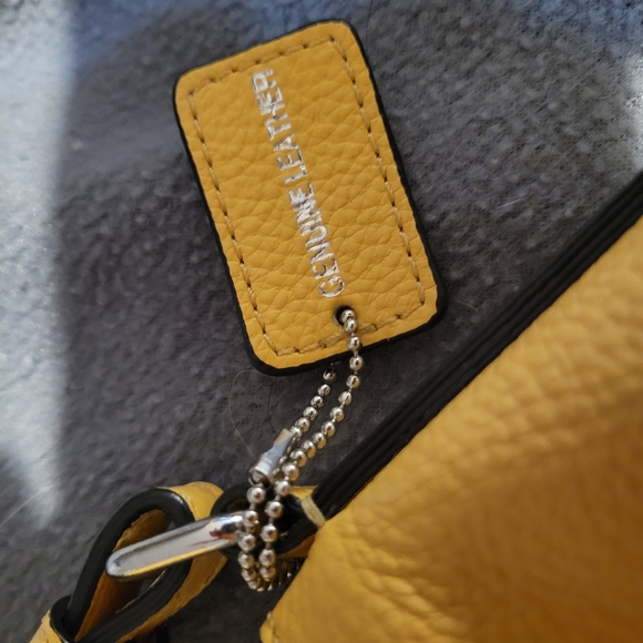 Tahari leather handbag - Picture 2 of 8